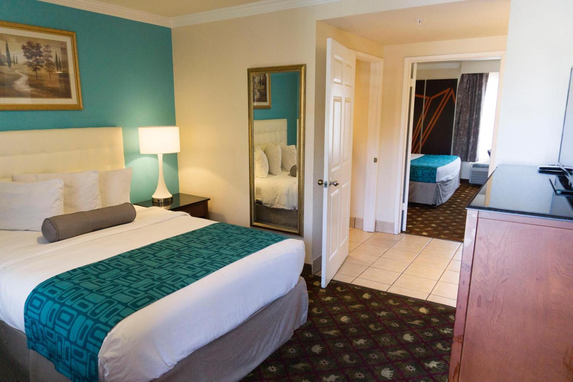 Howard Johnson by Wyndham Pasadena photo 11