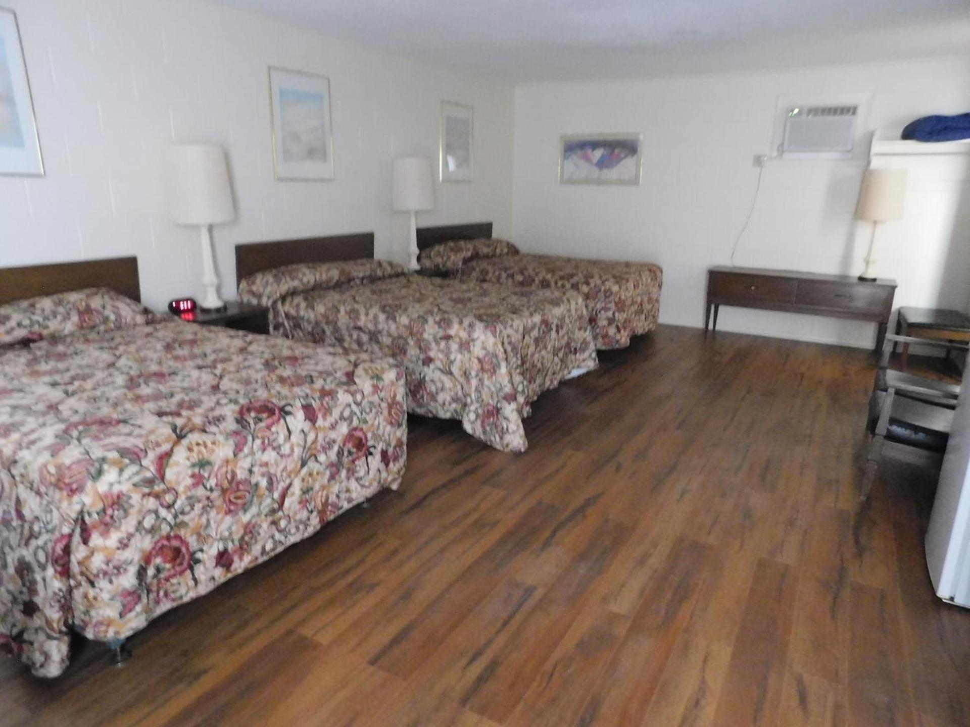 Royal Host Motel photo 13