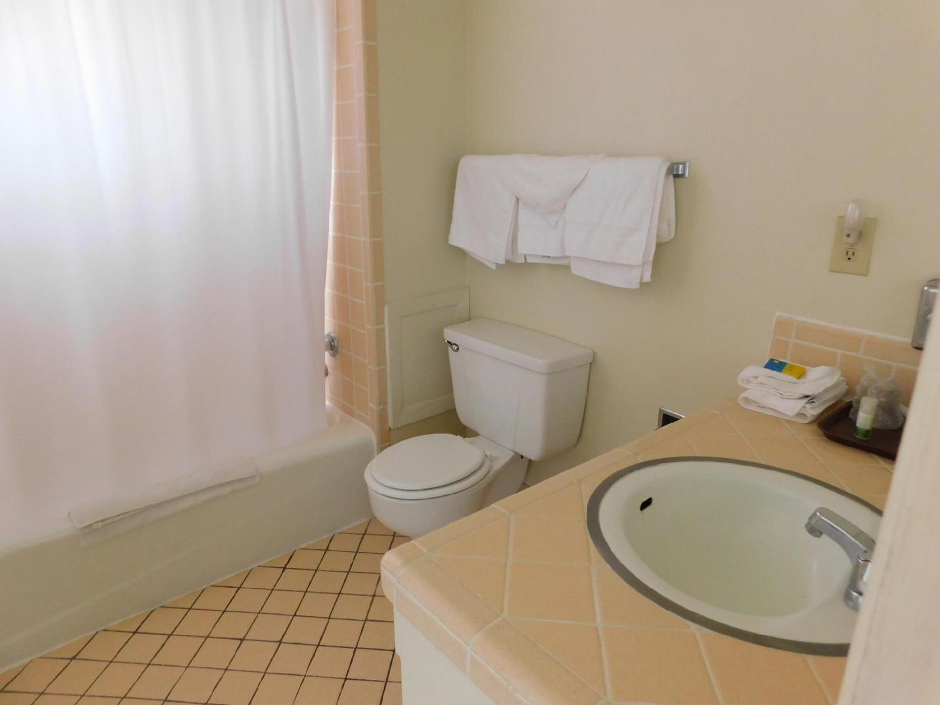 Royal Host Motel photo 21