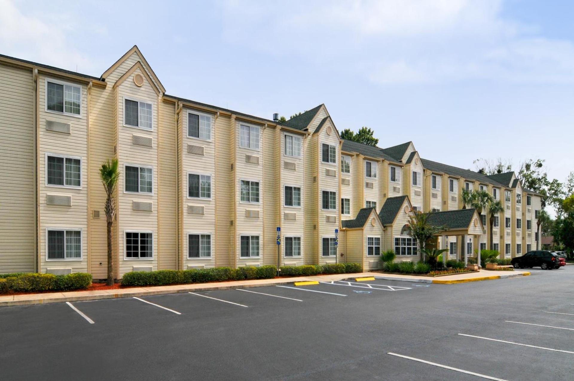 Hometown Inn & Suites Jacksonville Butler Blvd./Southpoint photo 1