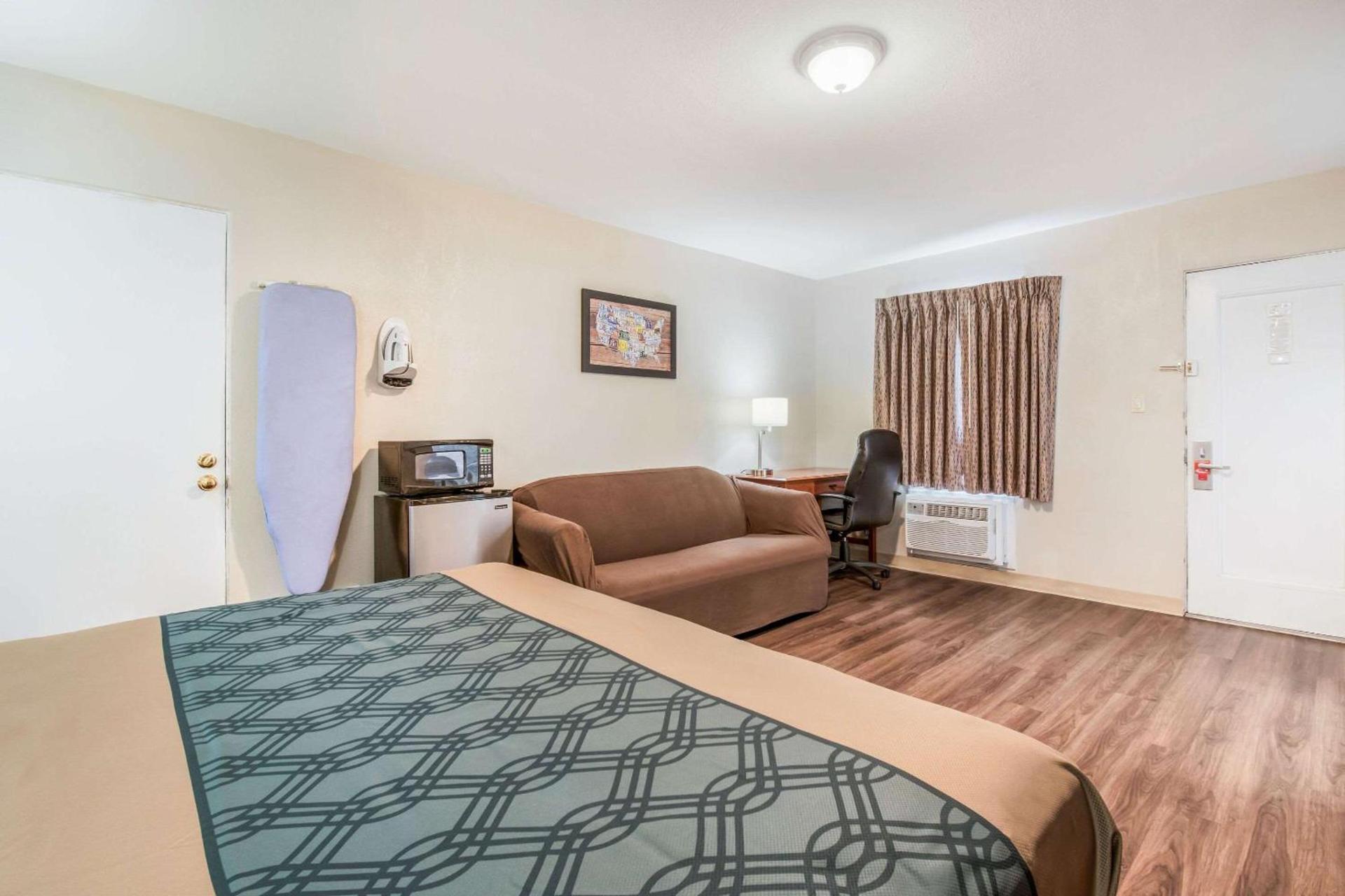 Econo Lodge Mechanicsburg - Harrisburg West photo 15