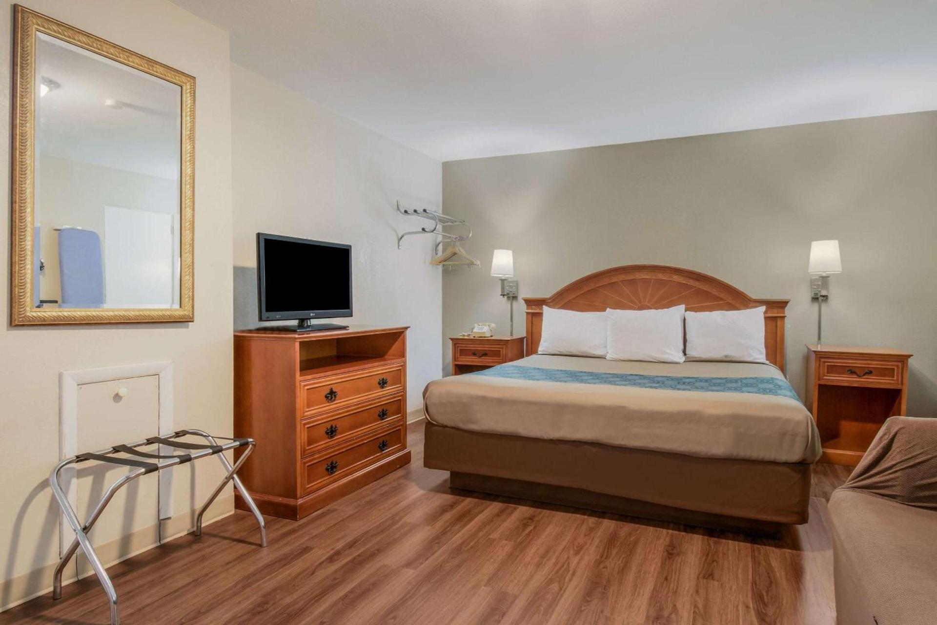 Econo Lodge Mechanicsburg - Harrisburg West photo 16