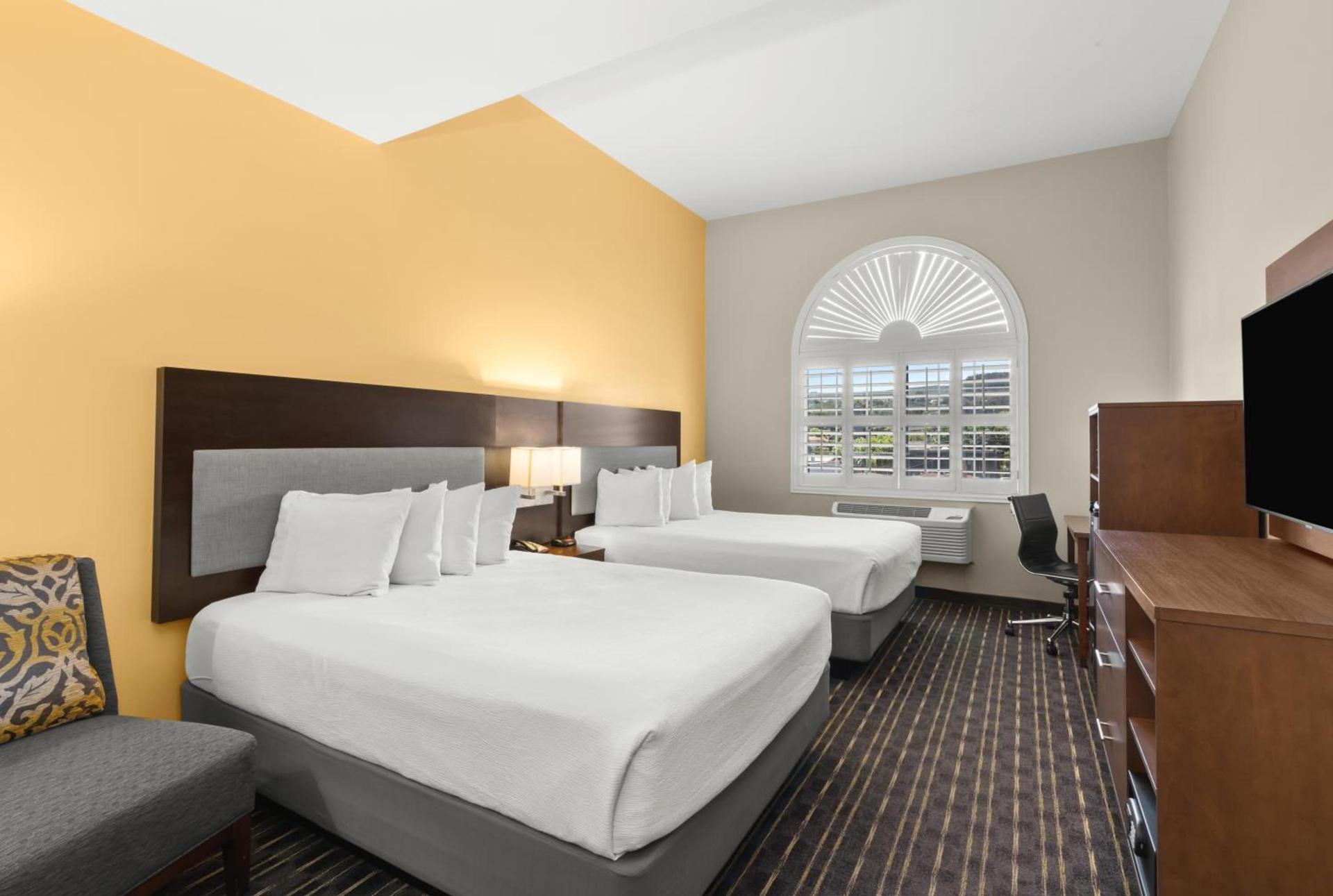 Hotel Aura SFO Airport FREE SHUTTLE photo 25