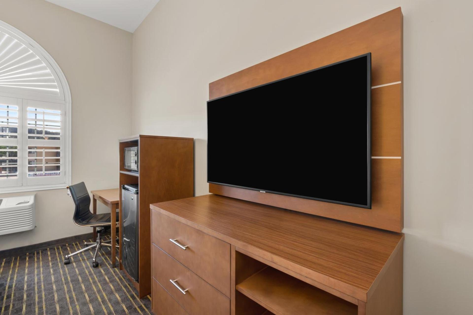 Hotel Aura SFO Airport FREE SHUTTLE photo 31