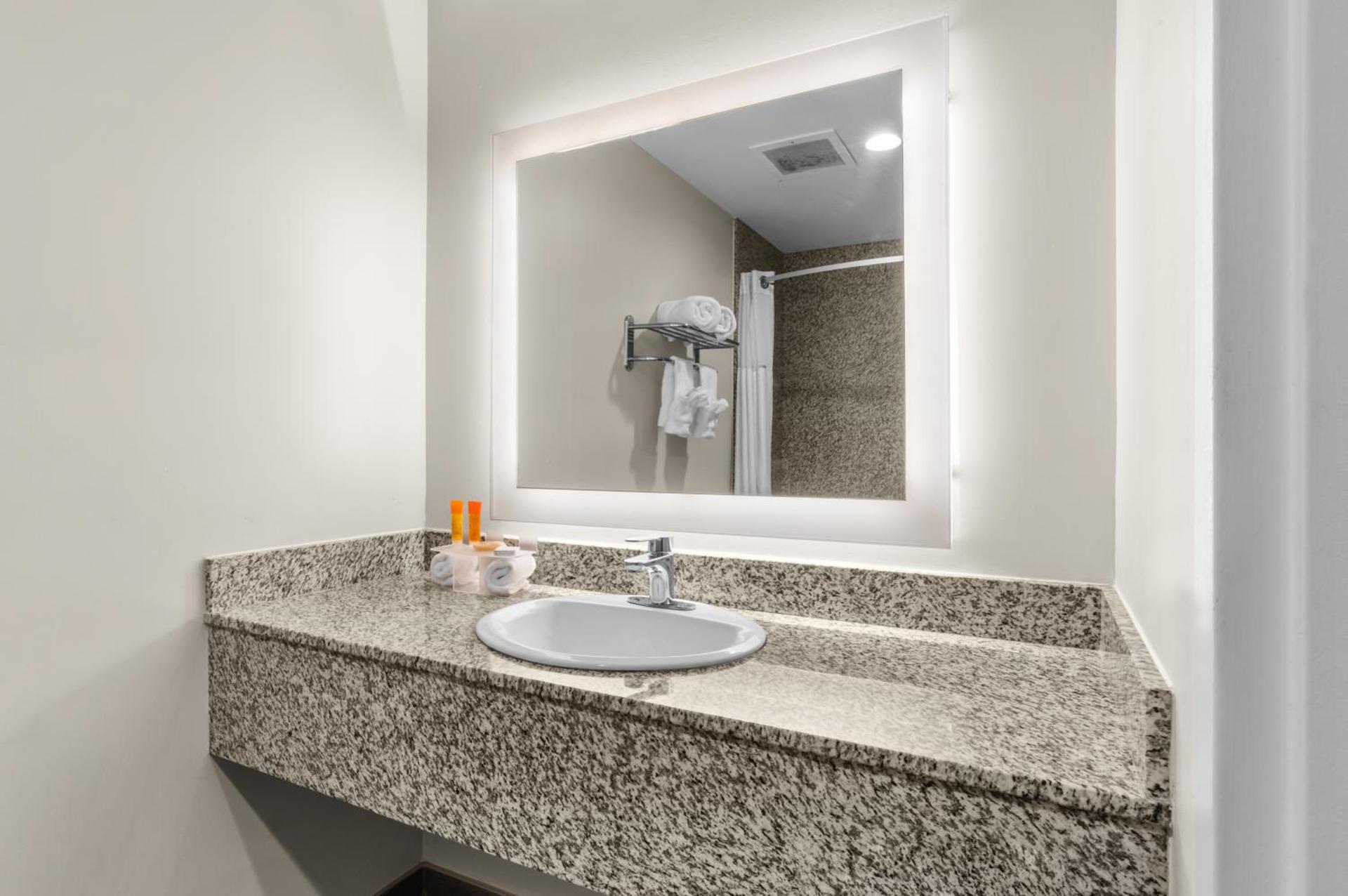 Hotel Aura SFO Airport FREE SHUTTLE photo 26