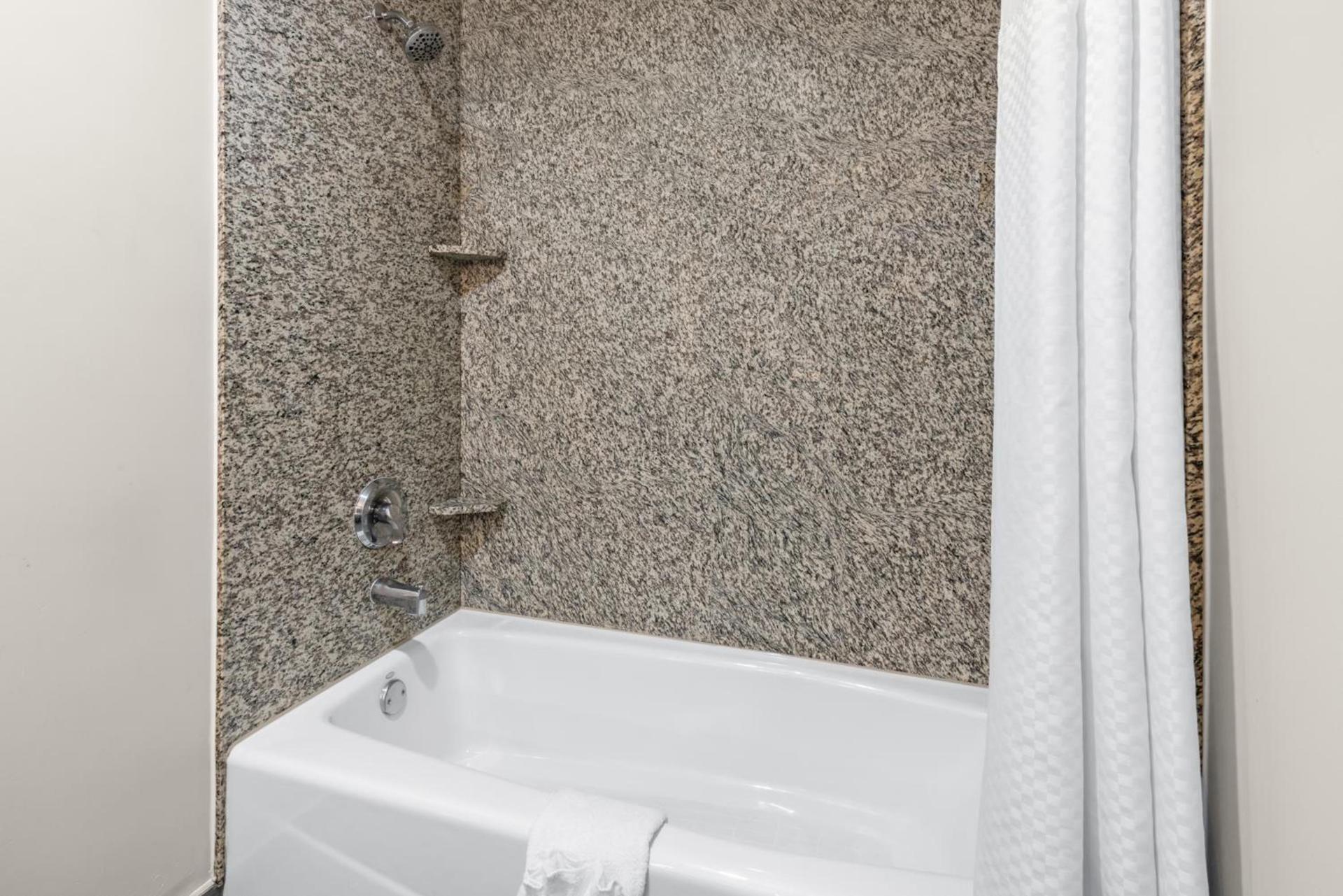 Hotel Aura SFO Airport FREE SHUTTLE photo 29