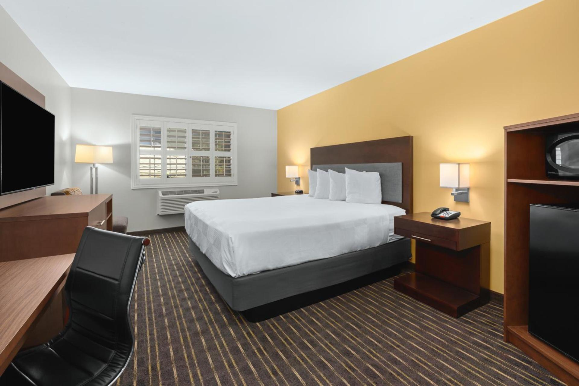 Hotel Aura SFO Airport FREE SHUTTLE photo 27