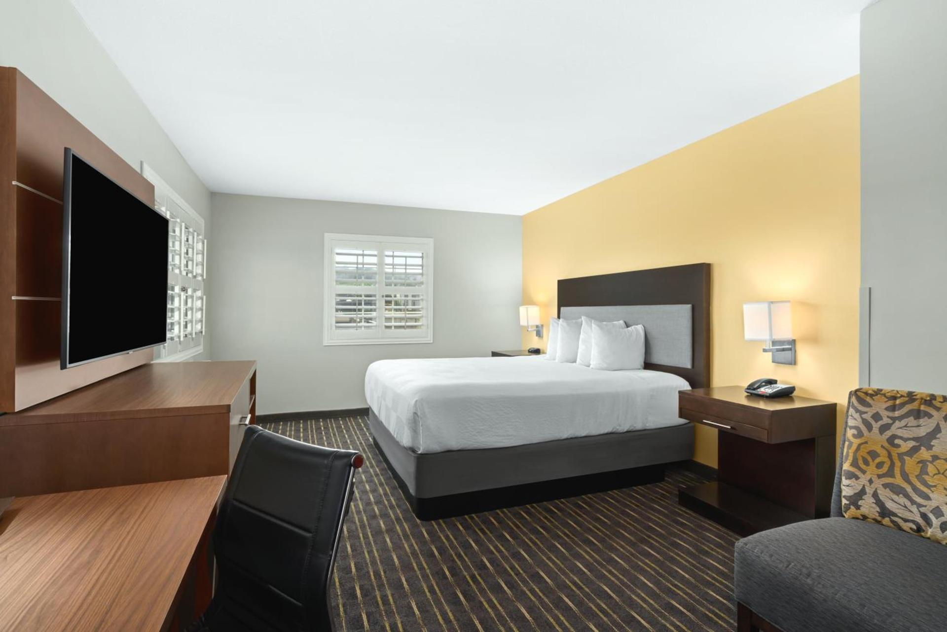 Hotel Aura SFO Airport FREE SHUTTLE photo 30