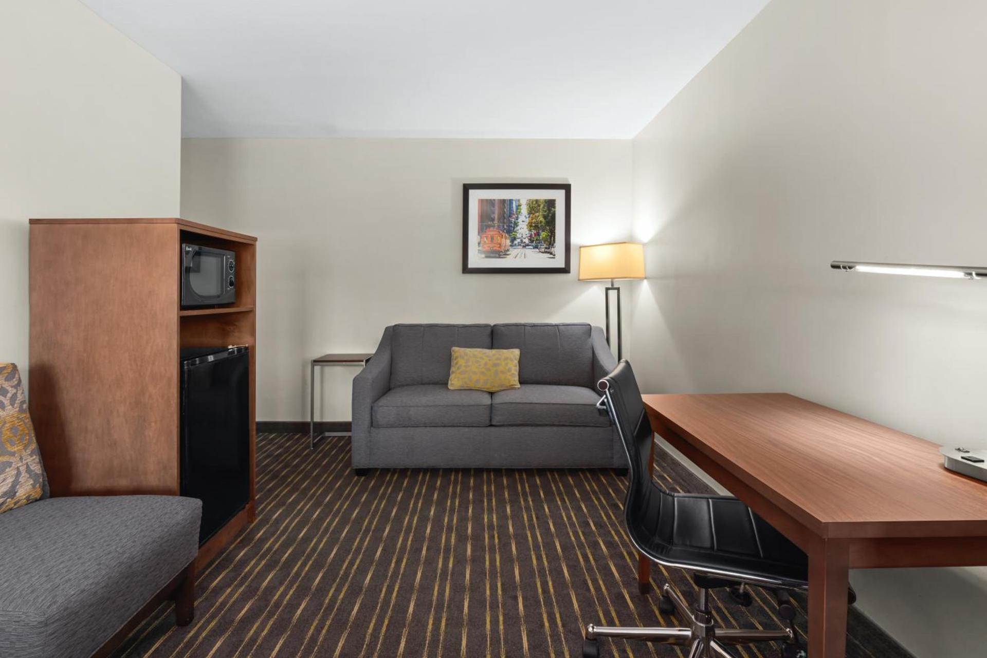 Hotel Aura SFO Airport FREE SHUTTLE photo 32