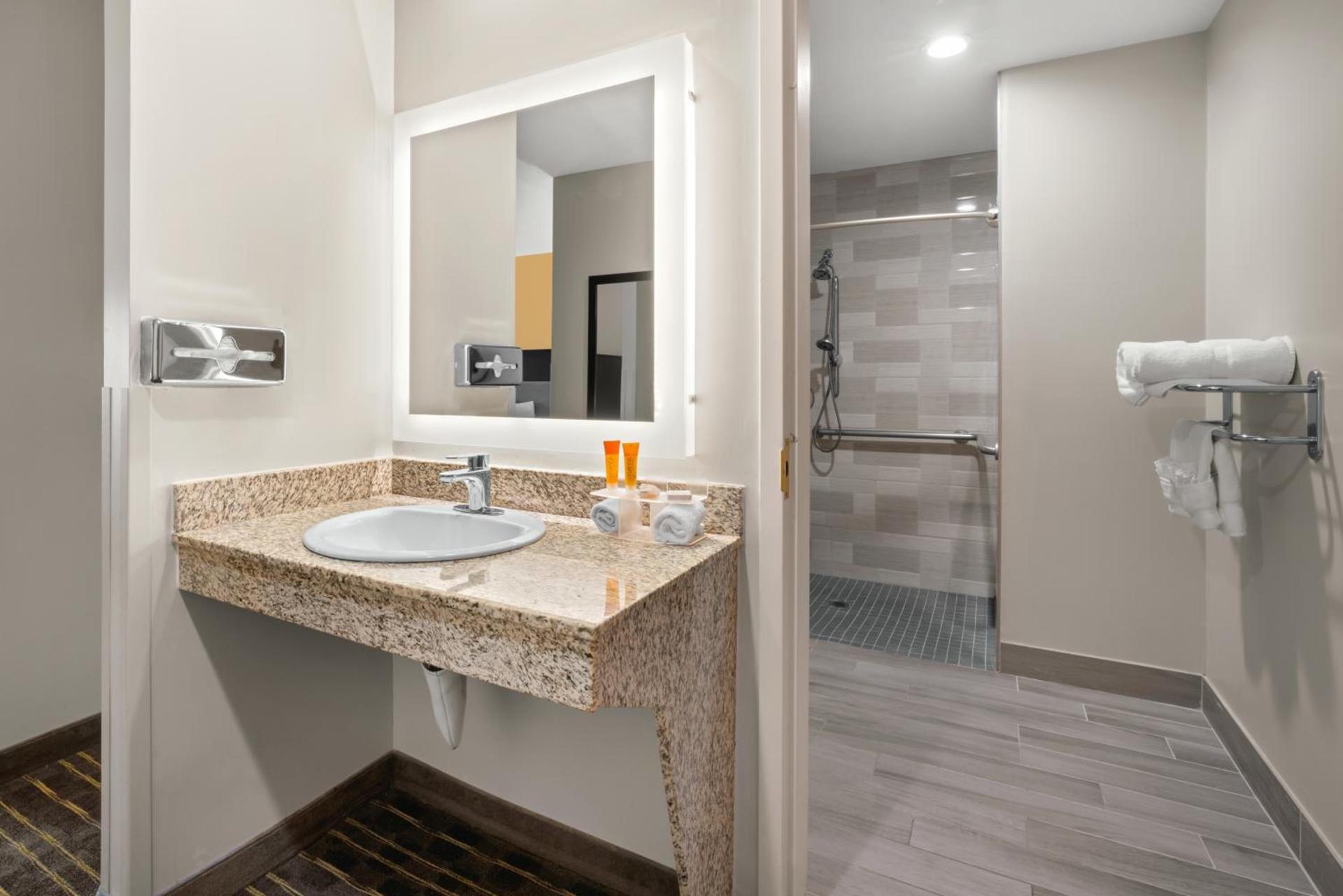 Hotel Aura SFO Airport FREE SHUTTLE photo 36