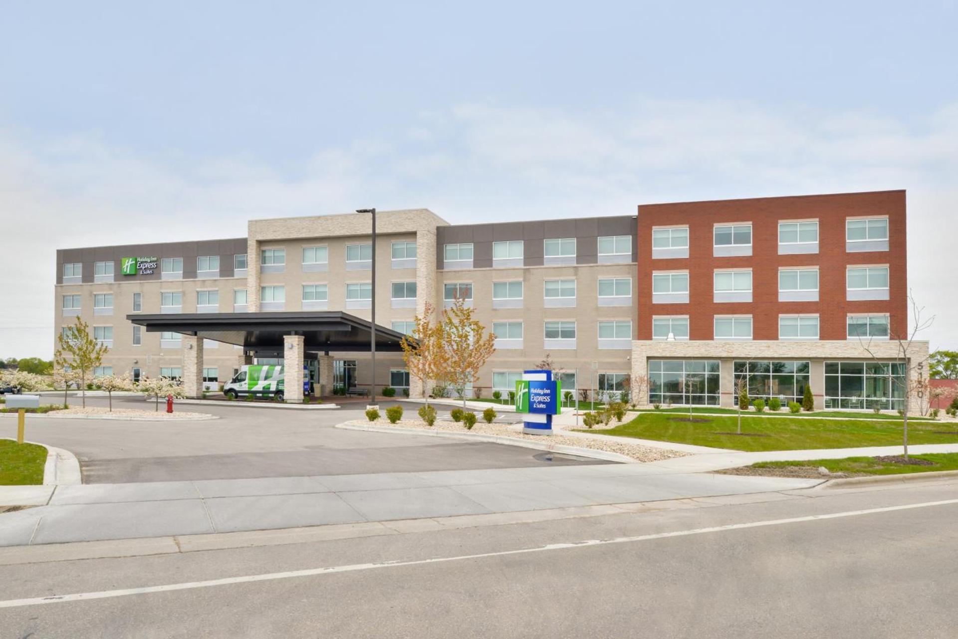 Holiday Inn Express & Suites Madison by IHG photo 1