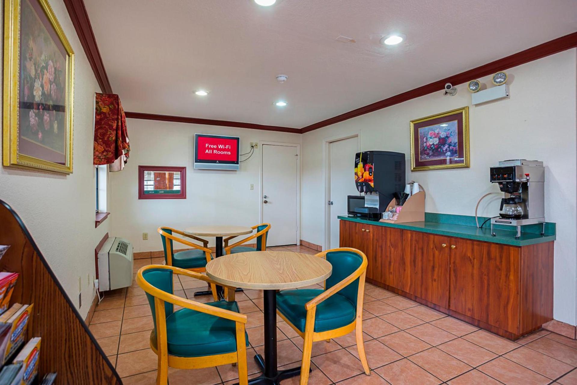 Red Roof Inn West Memphis, AR photo 9
