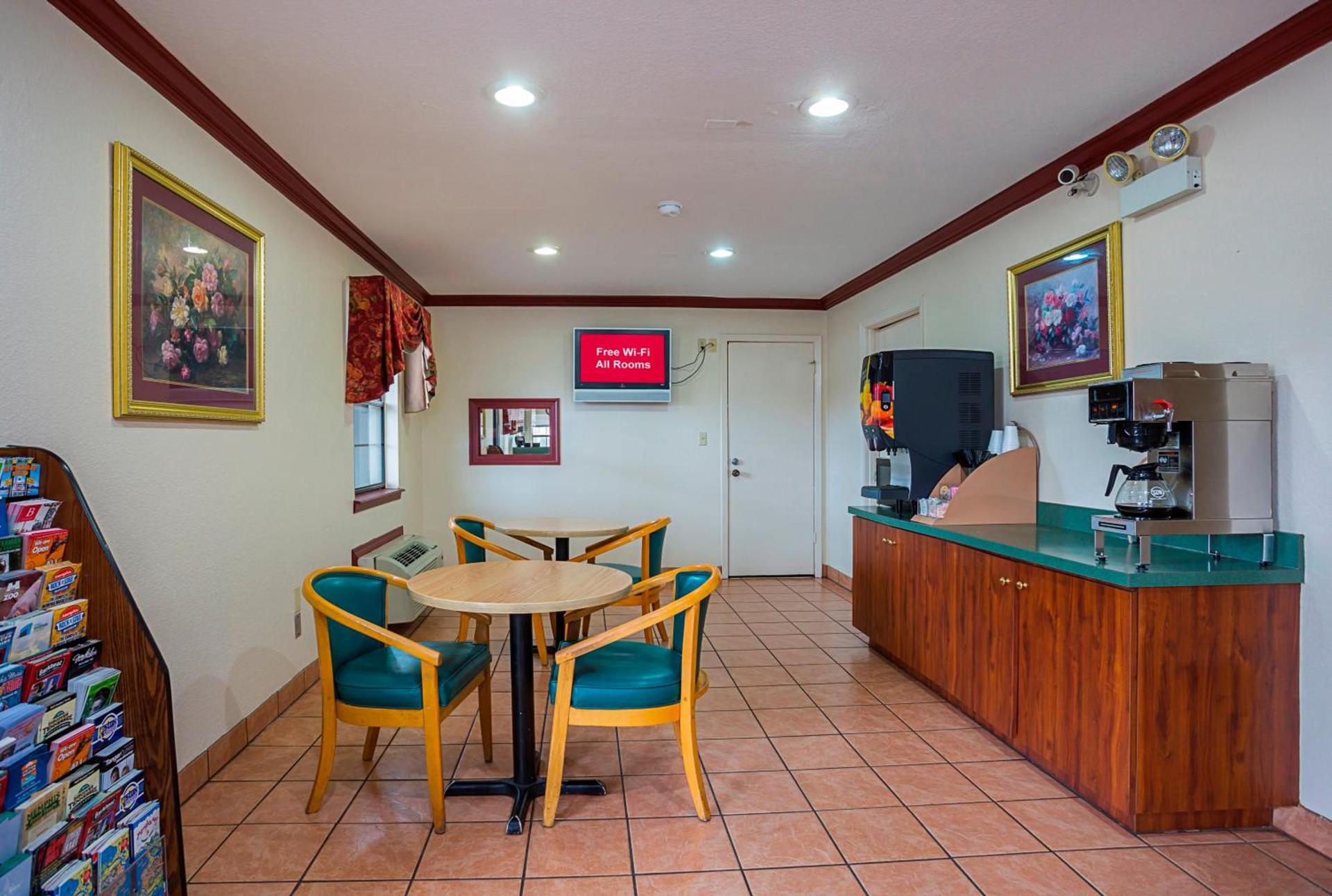 Red Roof Inn West Memphis, AR photo 8
