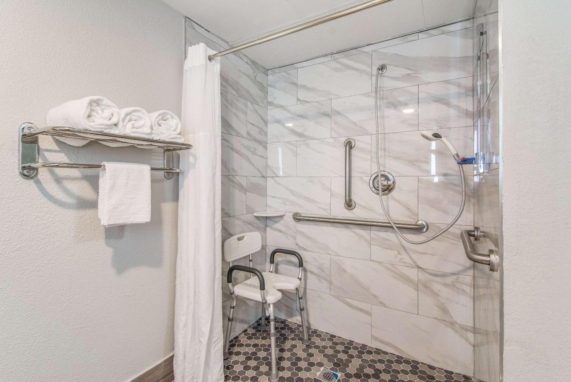 Clarion Pointe South Boston - Danville East photo 9