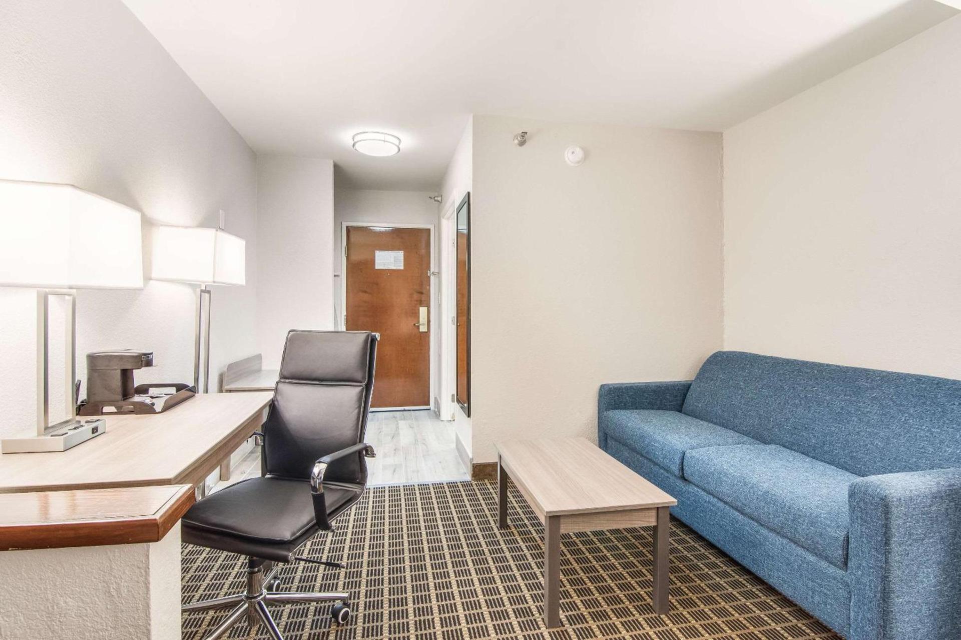 Clarion Pointe South Boston - Danville East photo 13