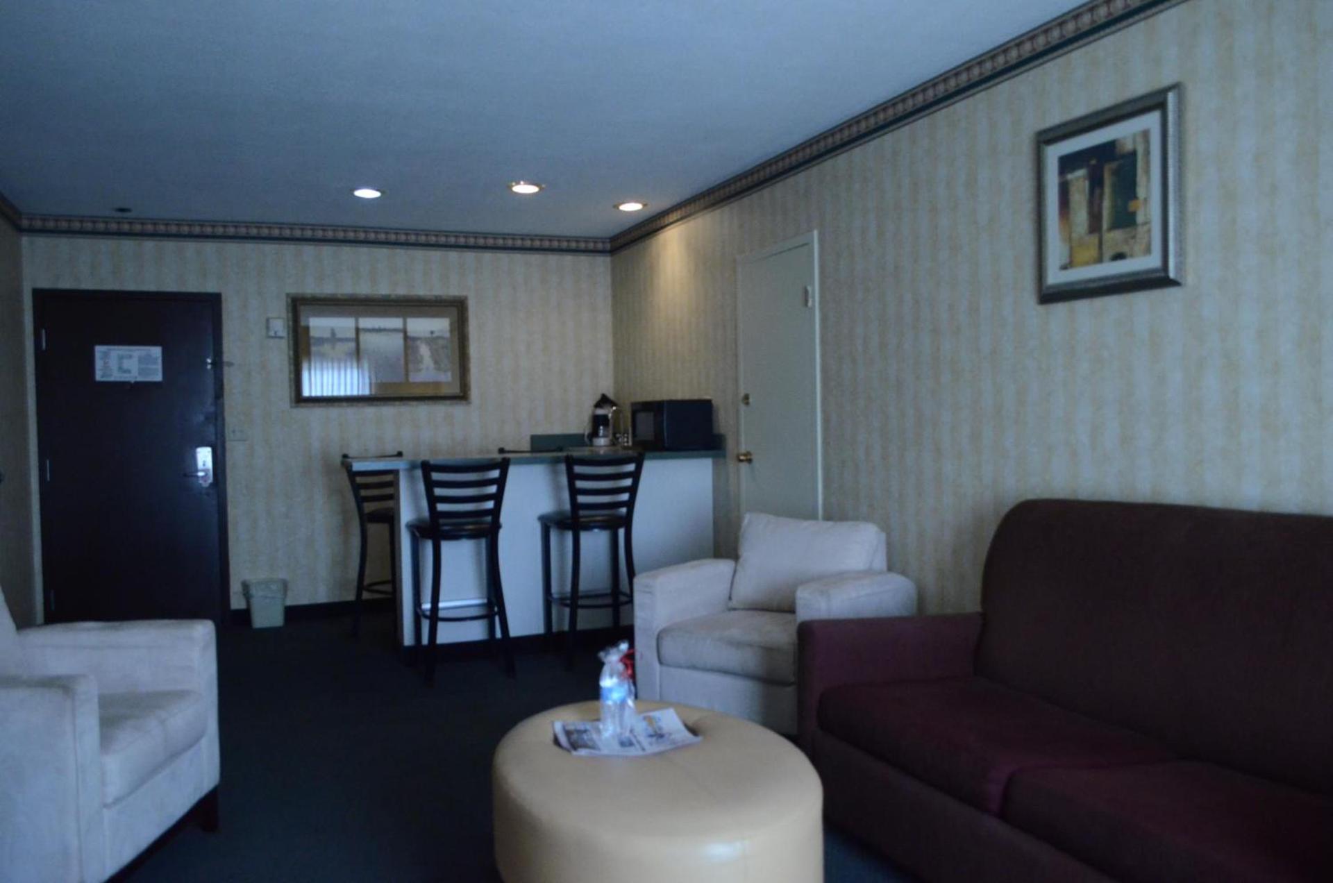 Rodeway Inn & Suites East Windsor photo 8