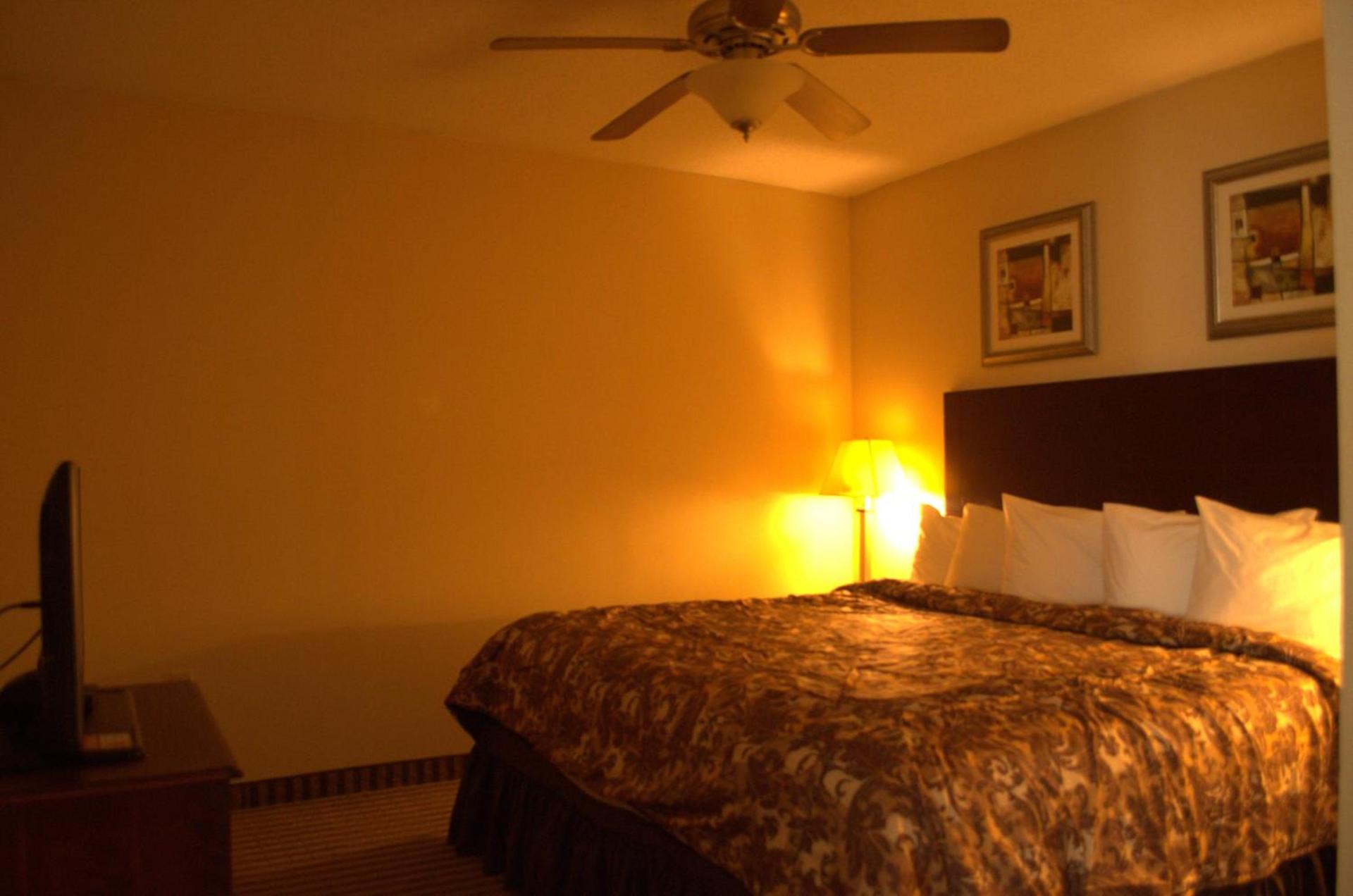 Rodeway Inn & Suites East Windsor photo 29