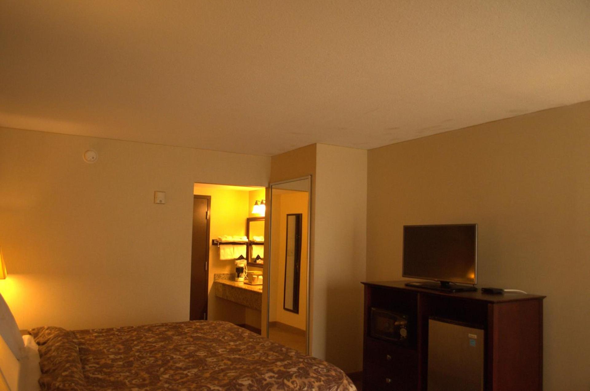 Rodeway Inn & Suites East Windsor photo 26