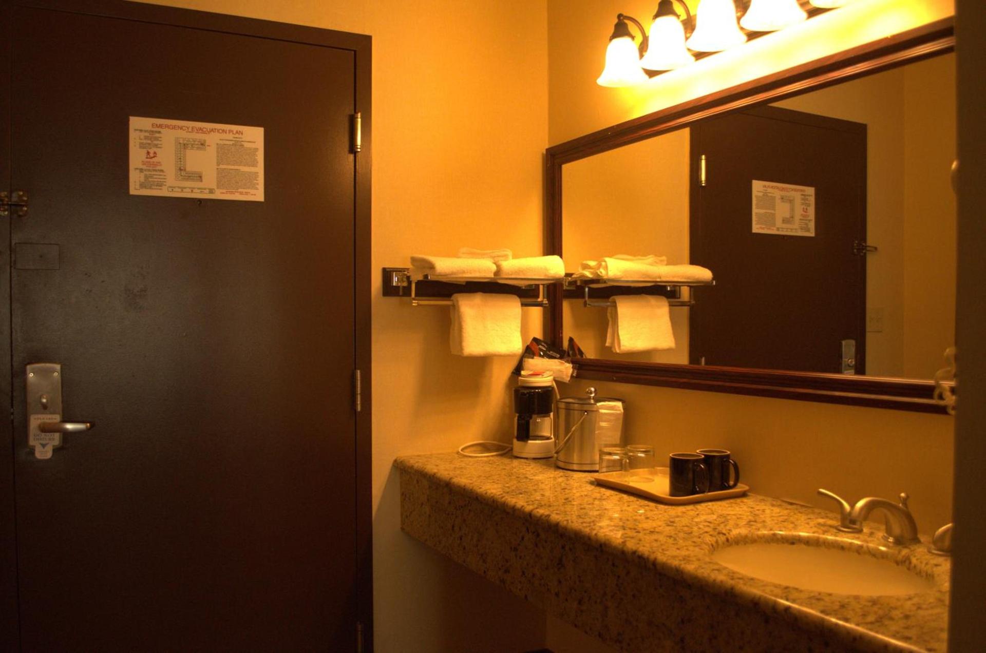 Rodeway Inn & Suites East Windsor photo 28