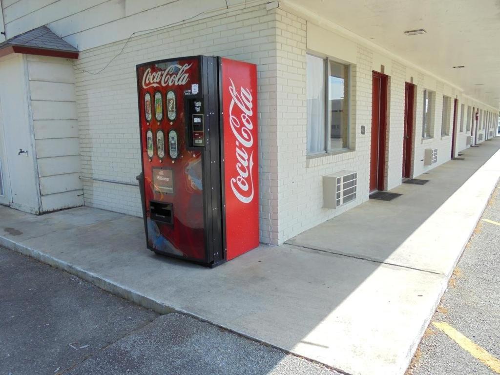 Pinelodge Motel photo 24