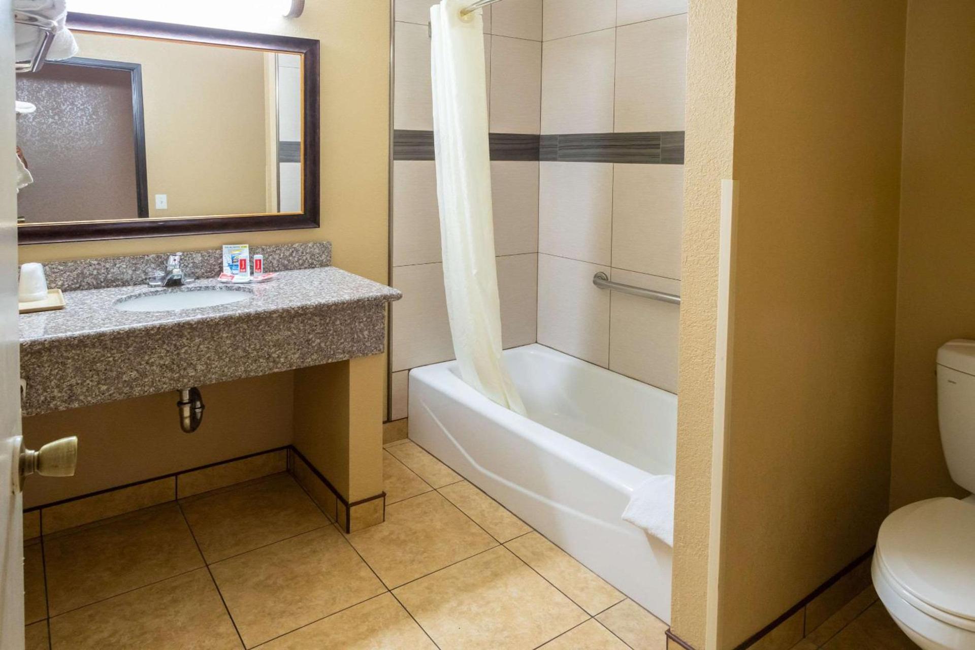 Econo Lodge Inn & Suites Fallbrook Downtown photo 27