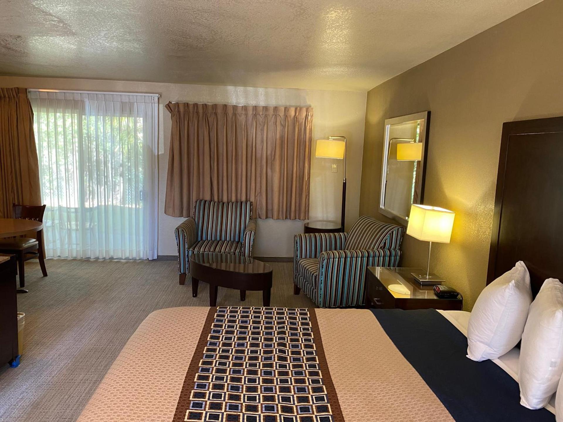 Vino Inn & Suites photo 20
