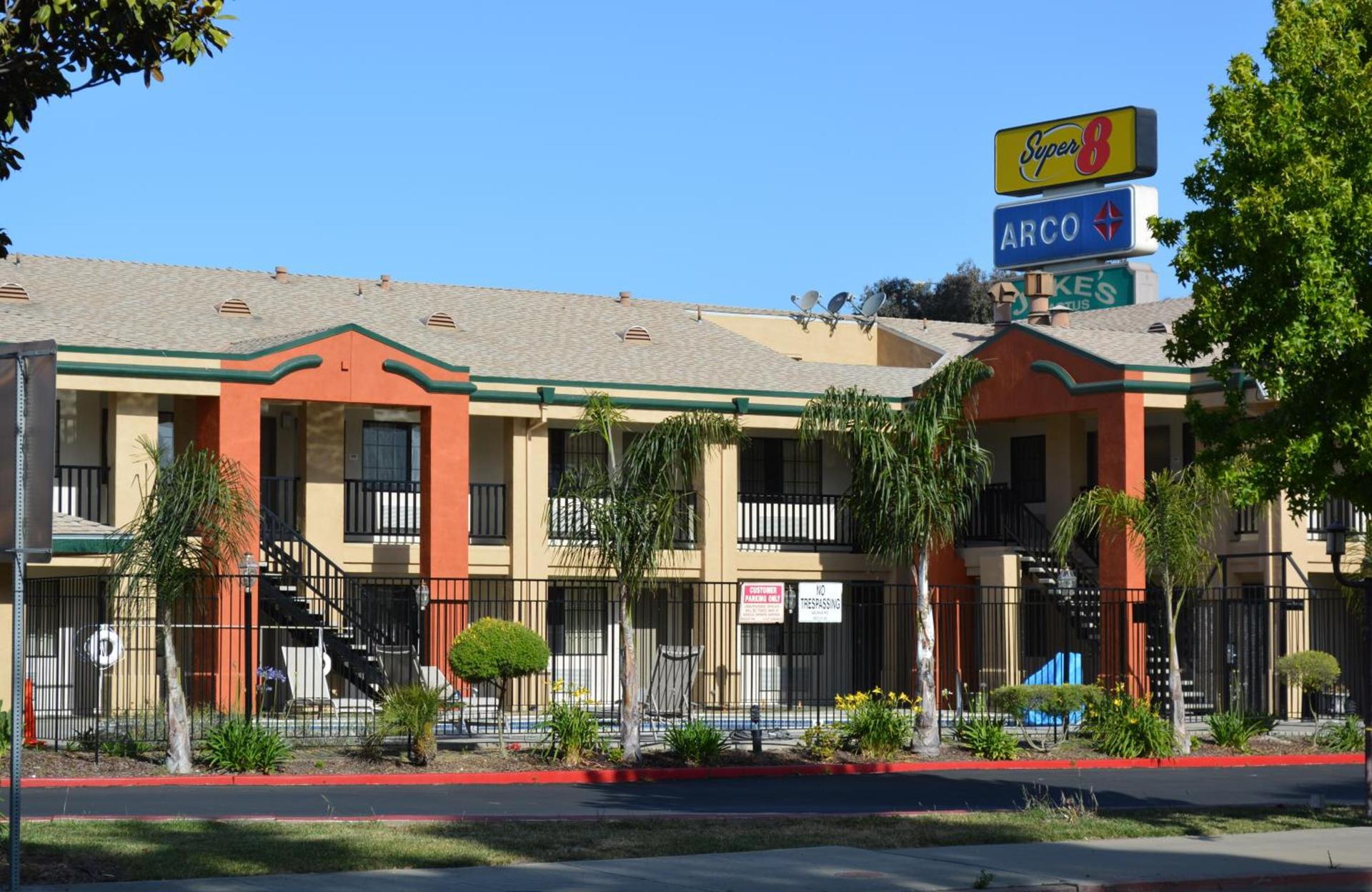 Super 8 by Wyndham Salinas photo 11