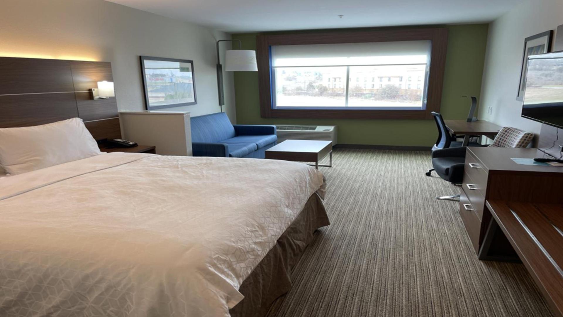 Holiday Inn Express & Suites Brenham South by IHG photo 19