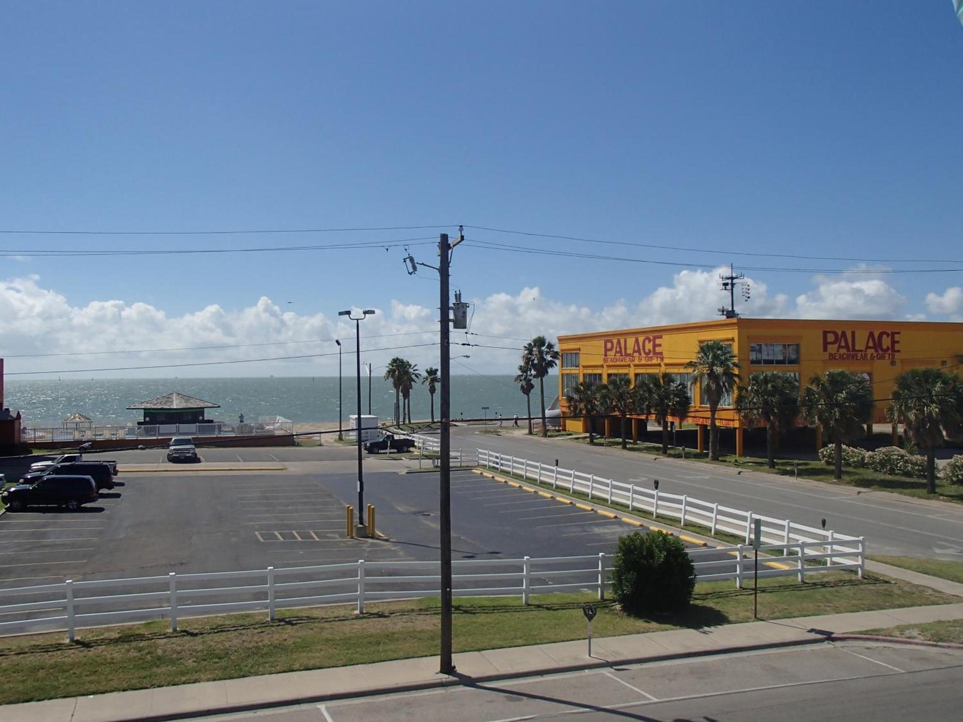 Regency Inn Motel by the Beach photo 2