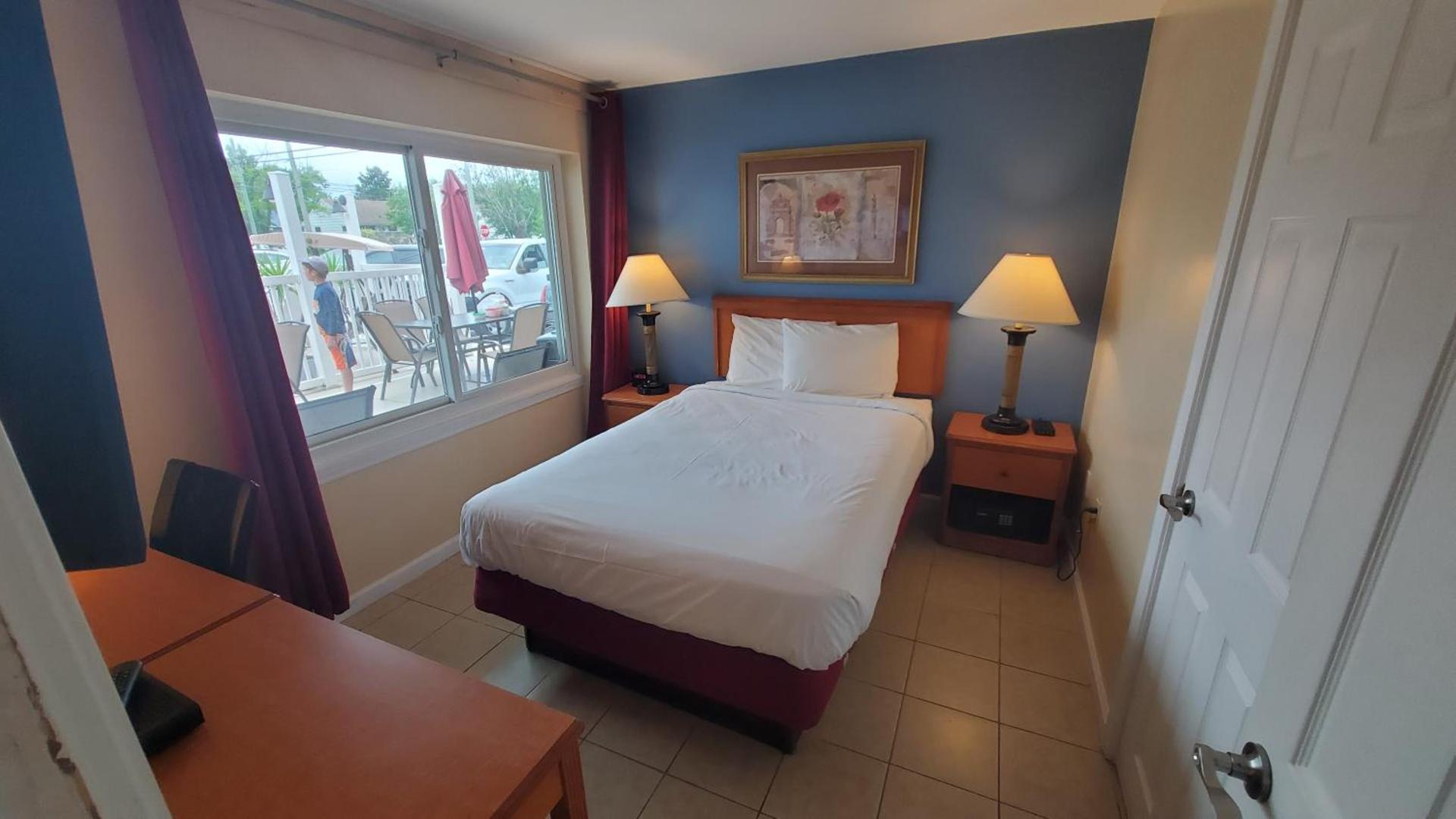 Sandbox Motel photo 23