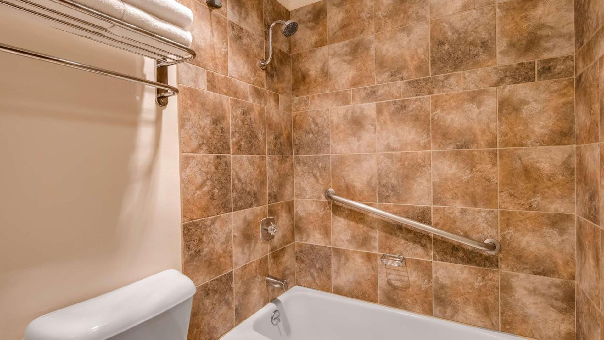 Best Western Angus Inn photo 21