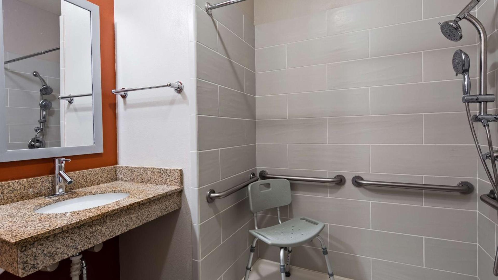Best Western Plus Lee's Summit Hotel & Suites photo 22