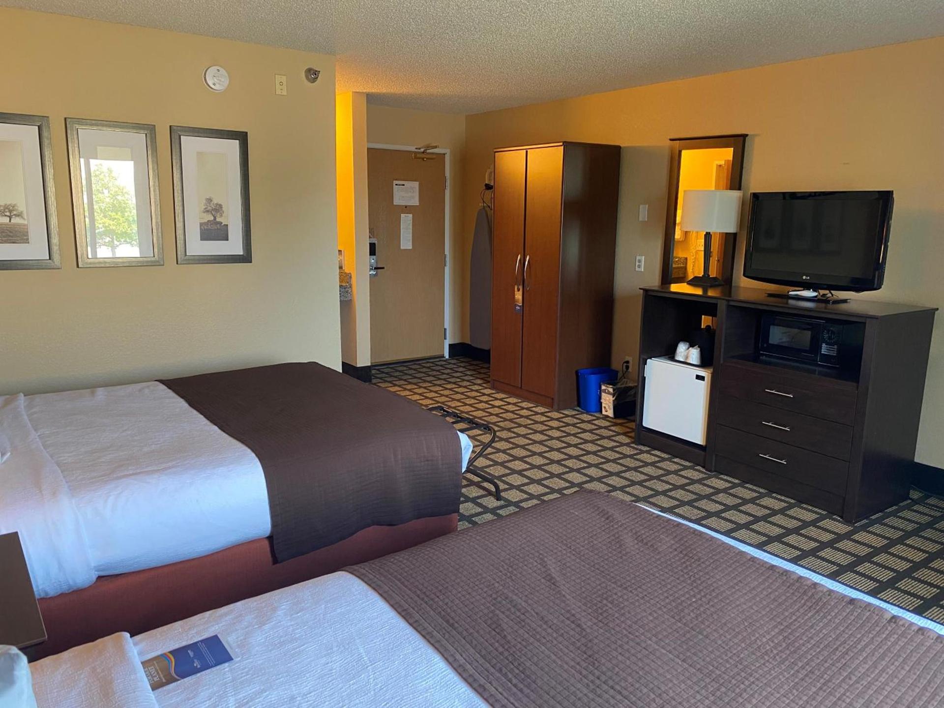 Baymont by Wyndham Lakeville photo 34