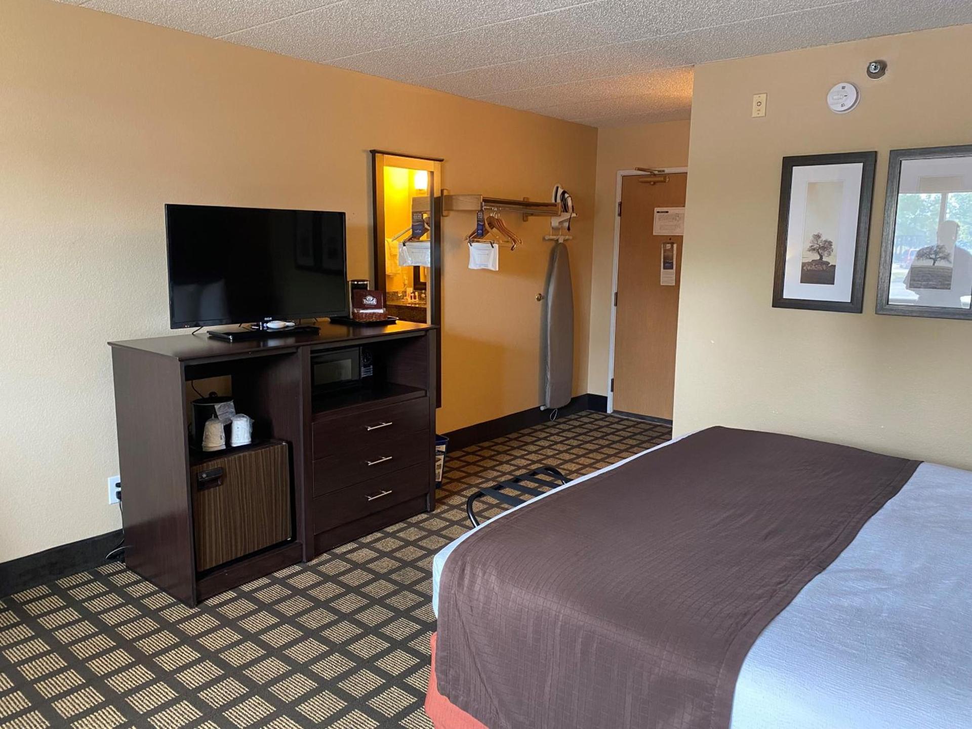Baymont by Wyndham Lakeville photo 36