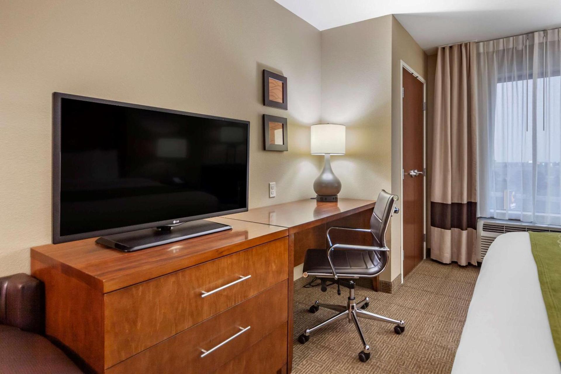 Comfort Inn & Suites Avera Southwest photo 11