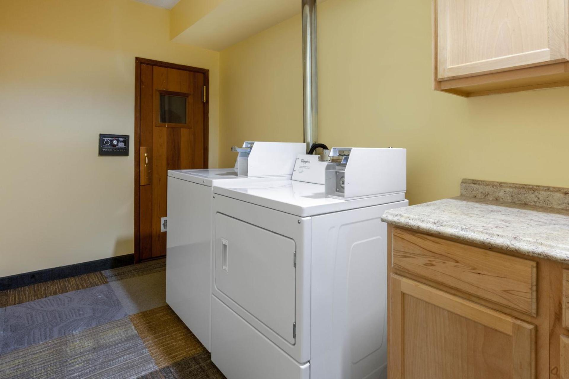 Days Inn by Wyndham Sandusky Cedar Point photo 50