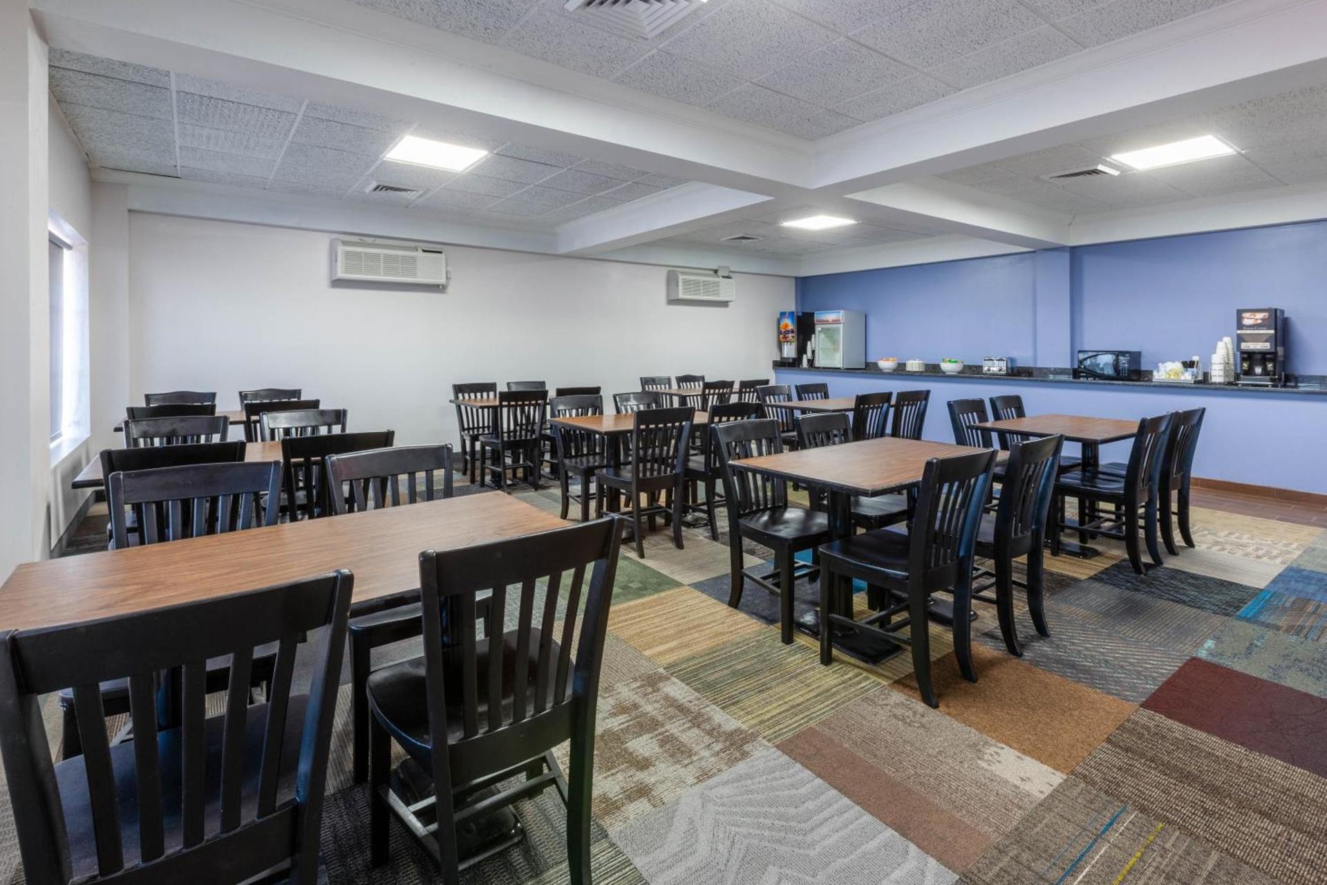 Days Inn by Wyndham Sandusky Cedar Point photo 41
