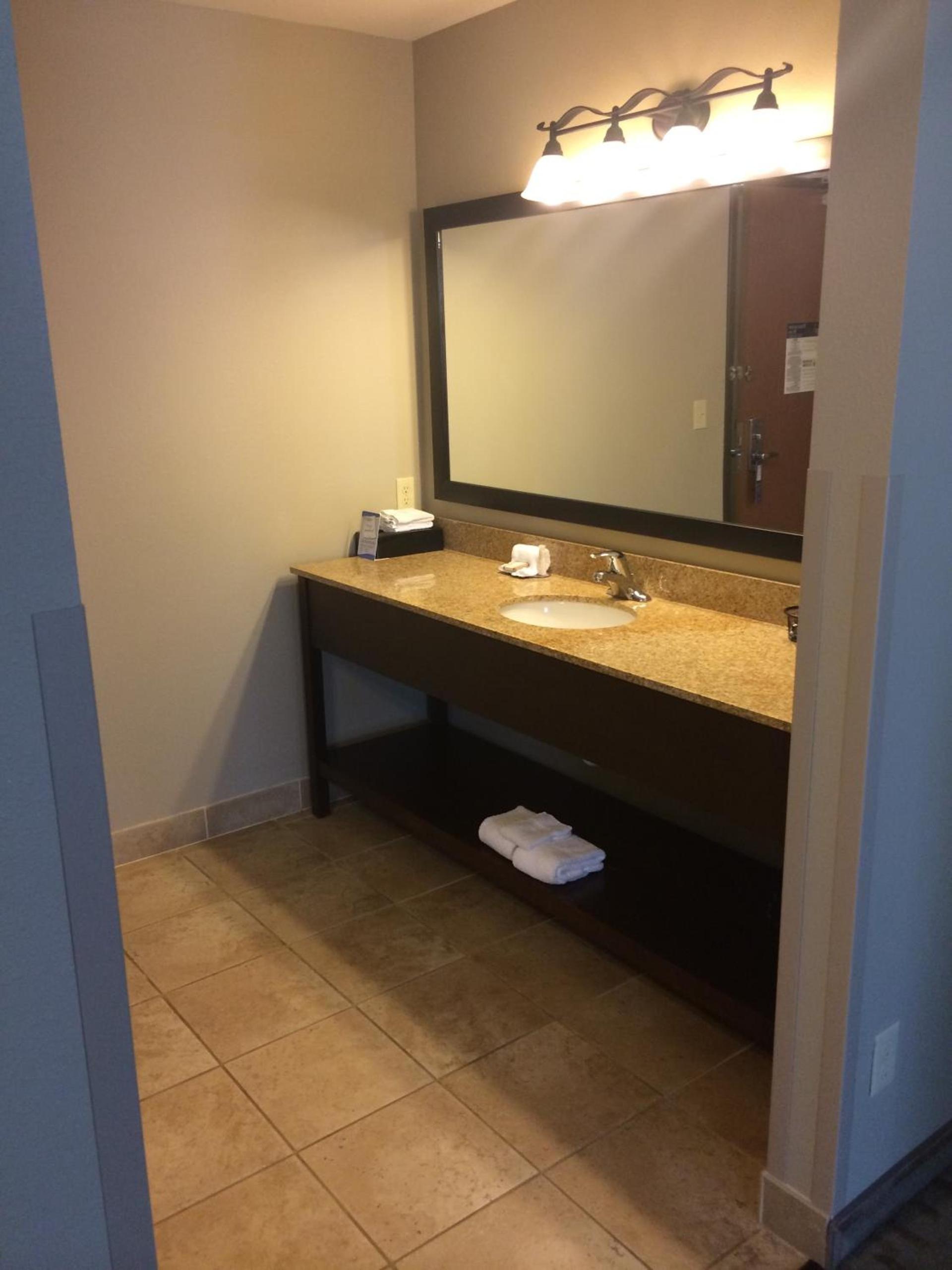 Baymont by Wyndham Minot photo 16