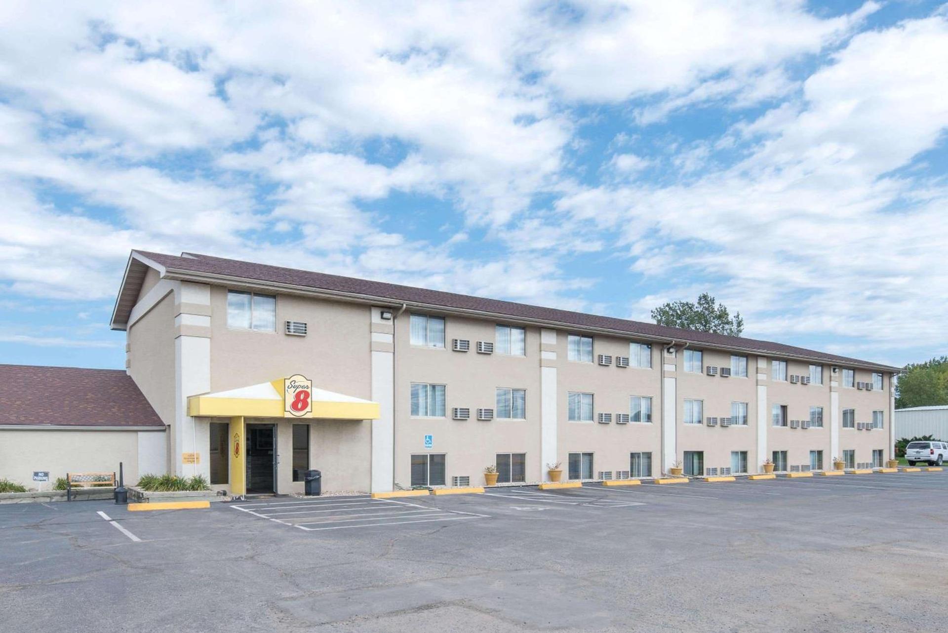 Super 8 by Wyndham Watertown — hotel in Watertown
