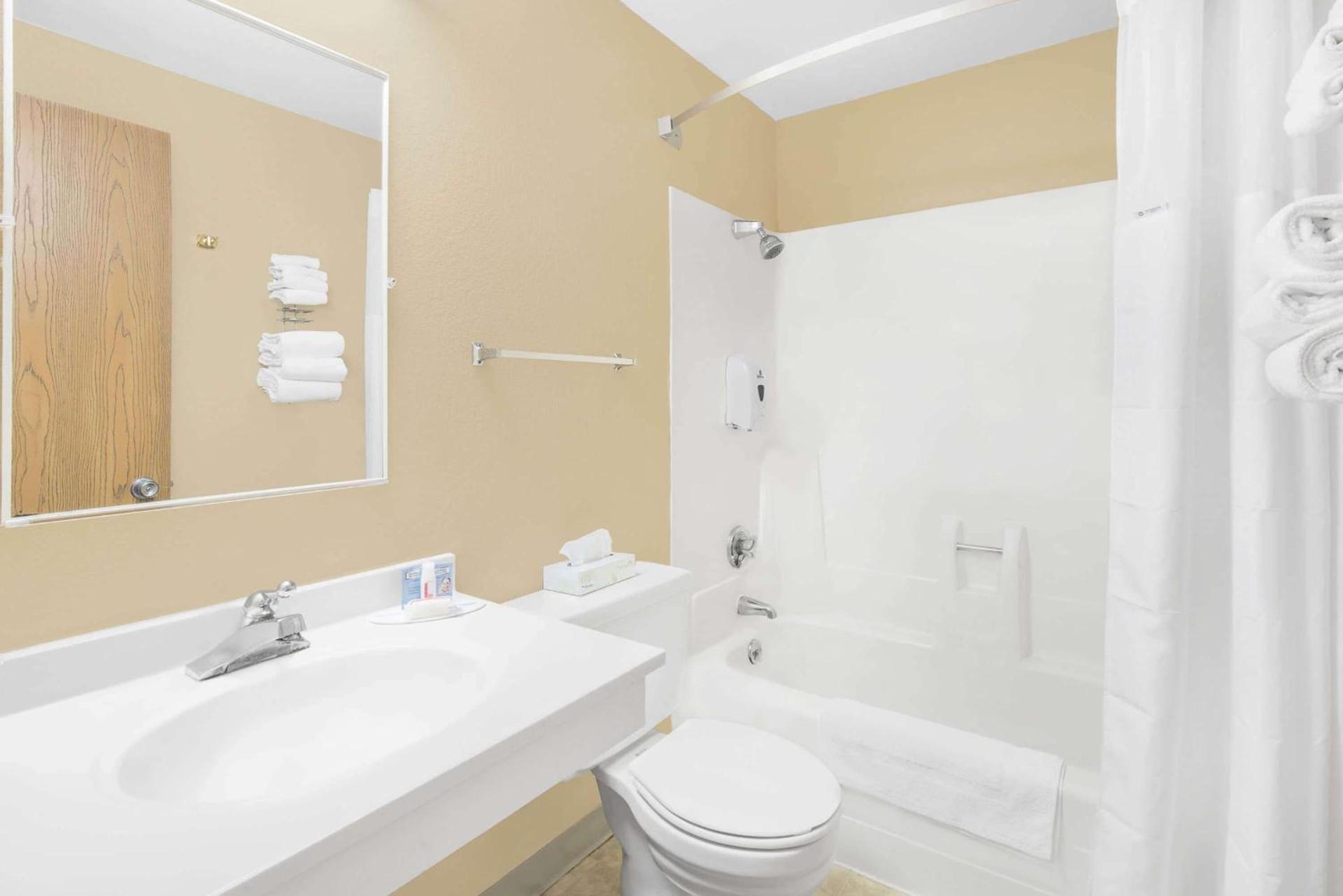 Super 8 by Wyndham Watertown photo 10