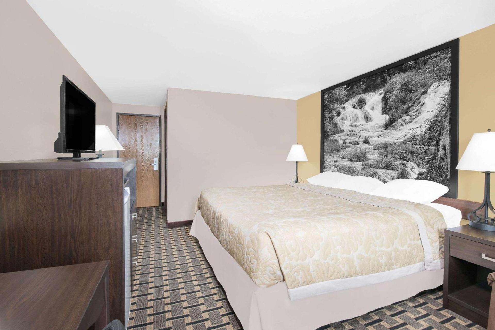 Super 8 by Wyndham Watertown photo 8