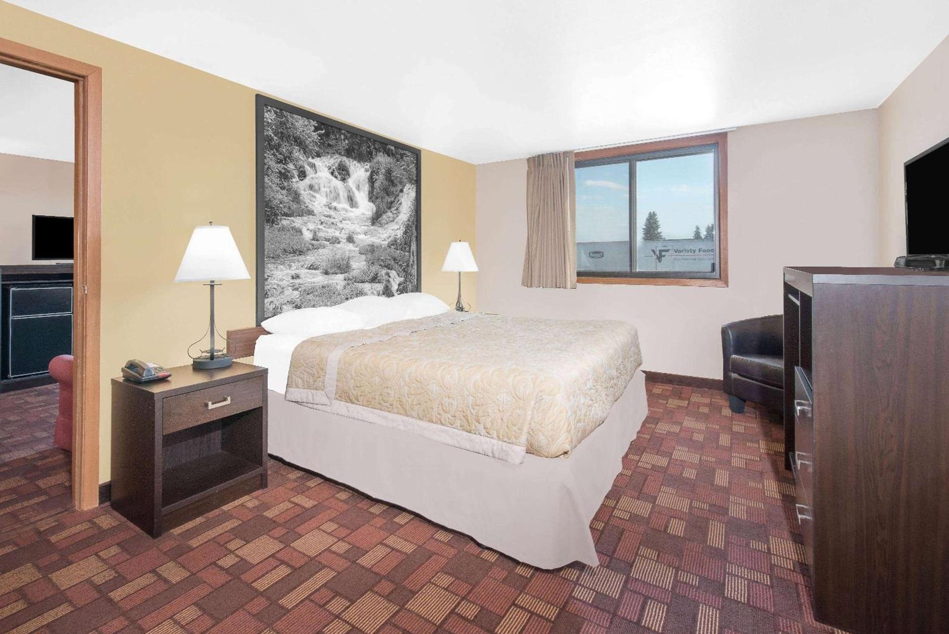 Super 8 by Wyndham Watertown photo 16