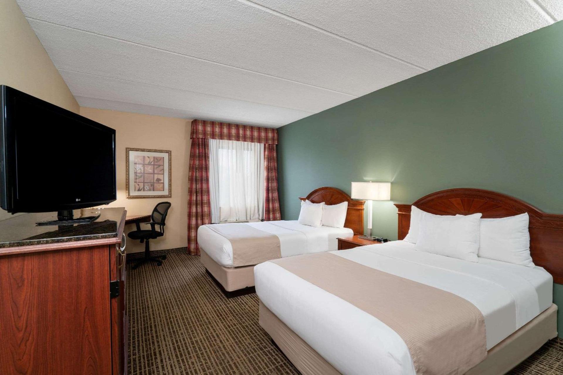Baymont by Wyndham Knoxville/Cedar Bluff photo 10