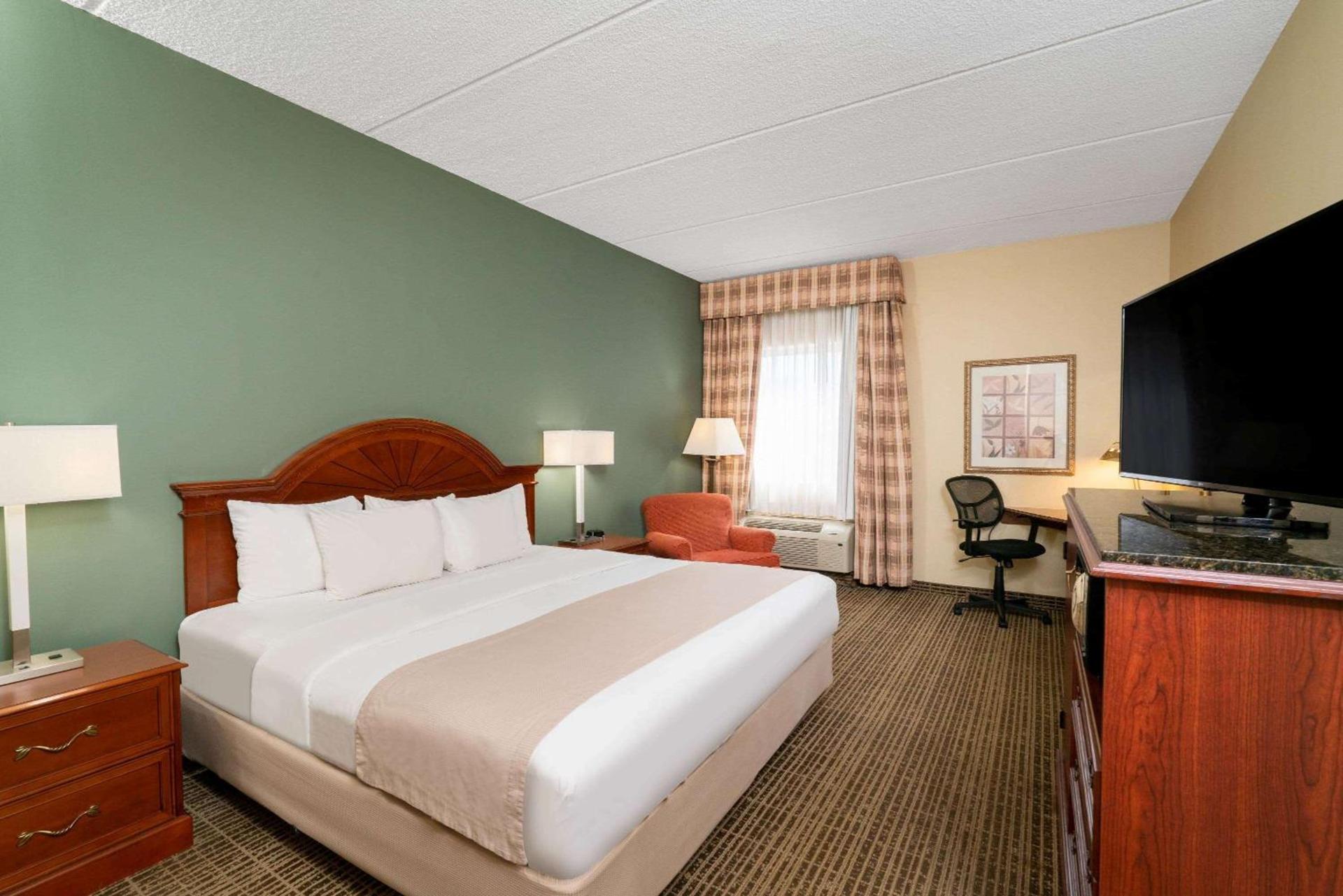 Baymont by Wyndham Knoxville/Cedar Bluff photo 11