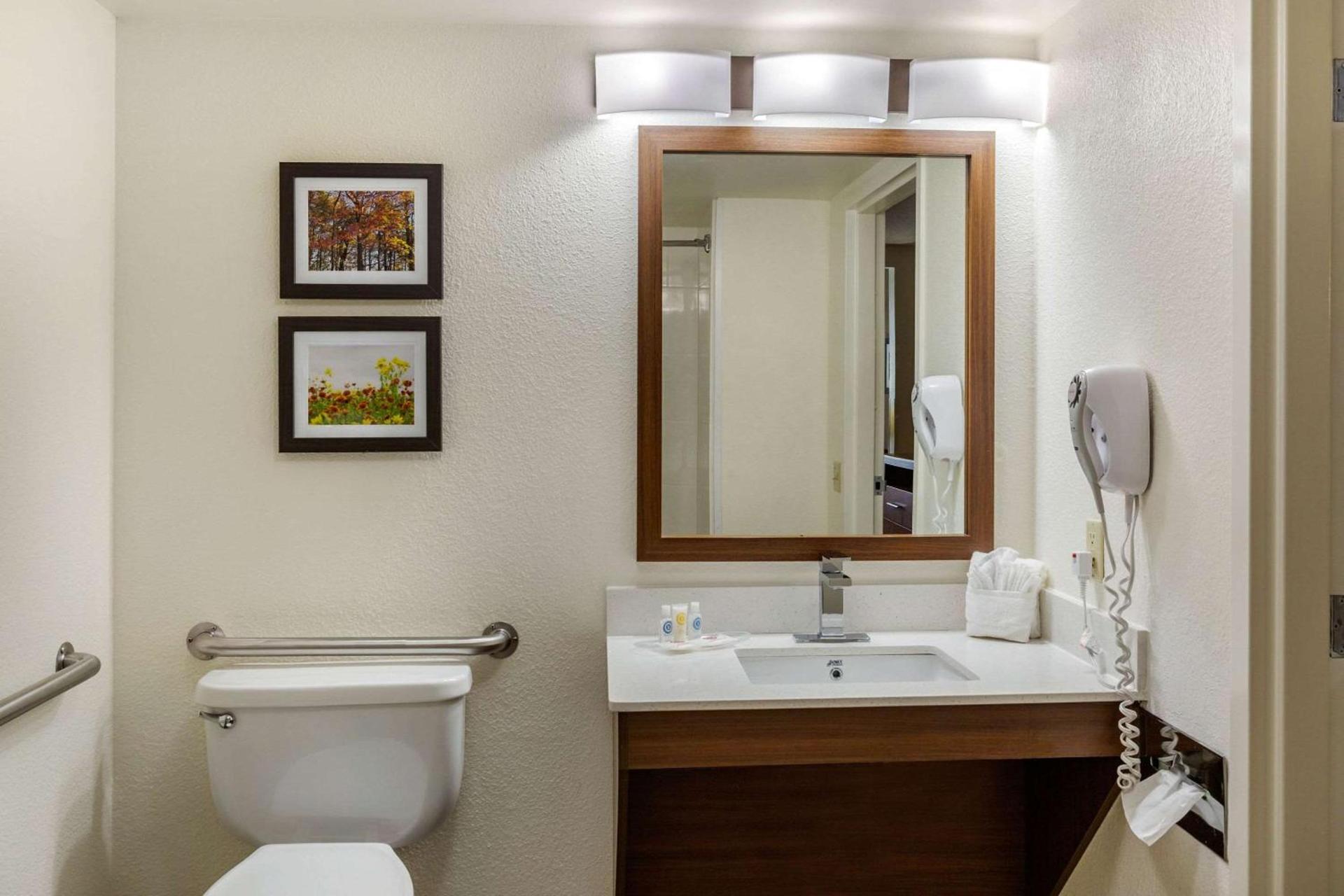 Comfort Suites Hanes Mall photo 14