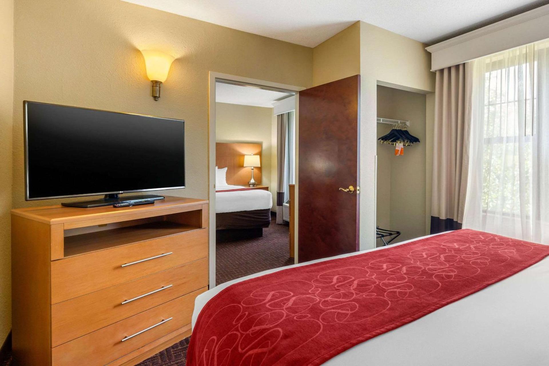Comfort Suites Hanes Mall photo 23