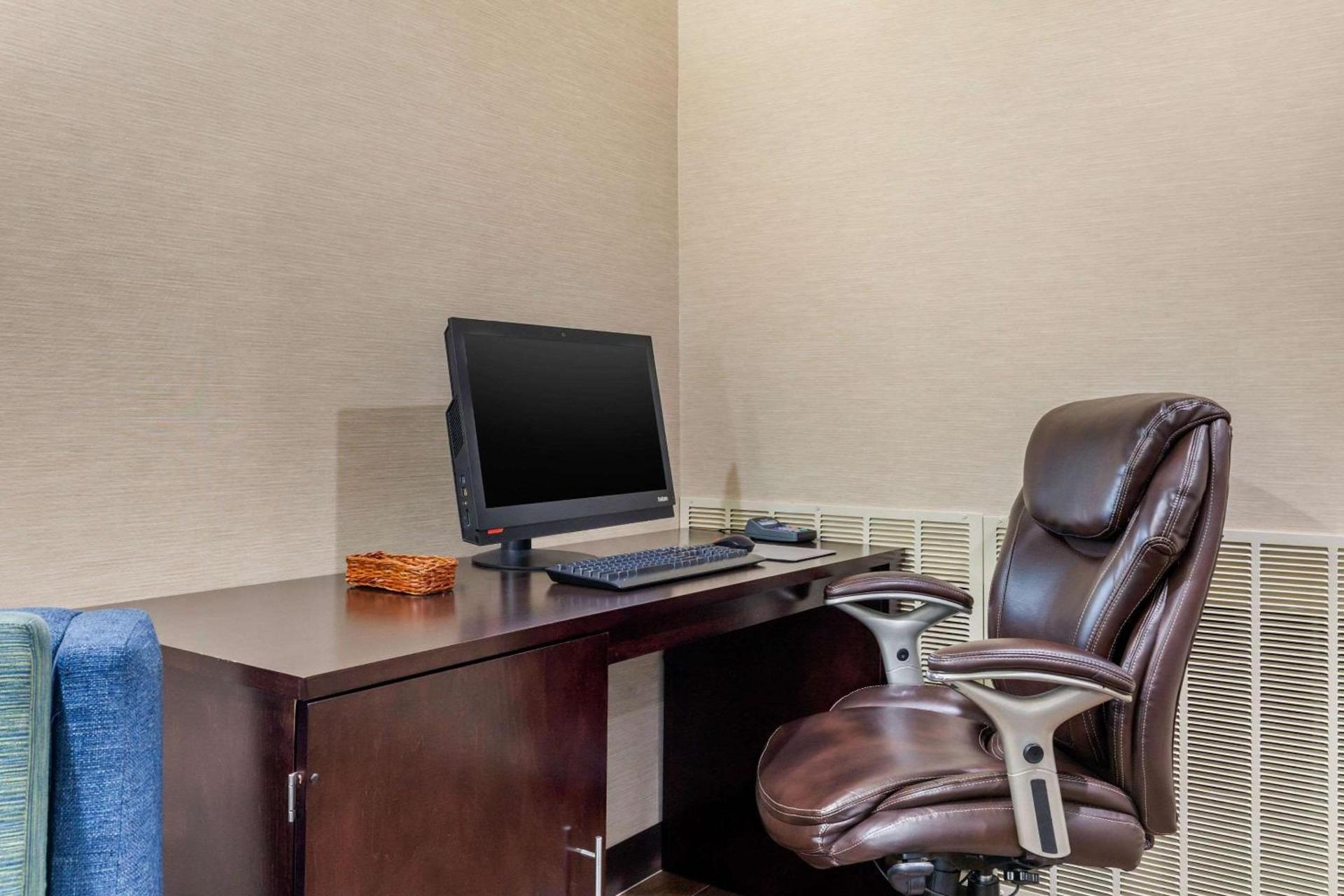 Comfort Suites Hanes Mall photo 32