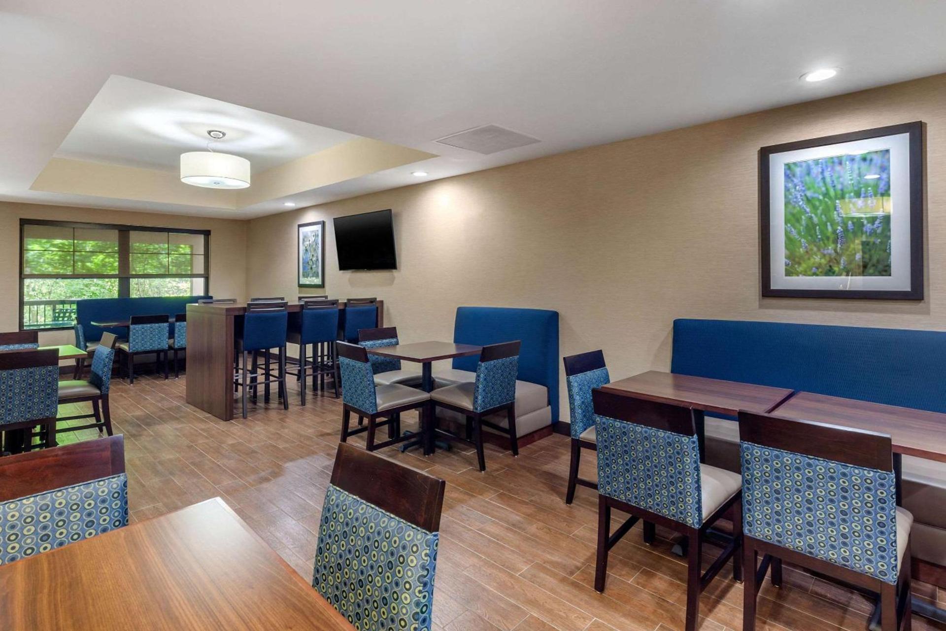 Comfort Suites Hanes Mall photo 35