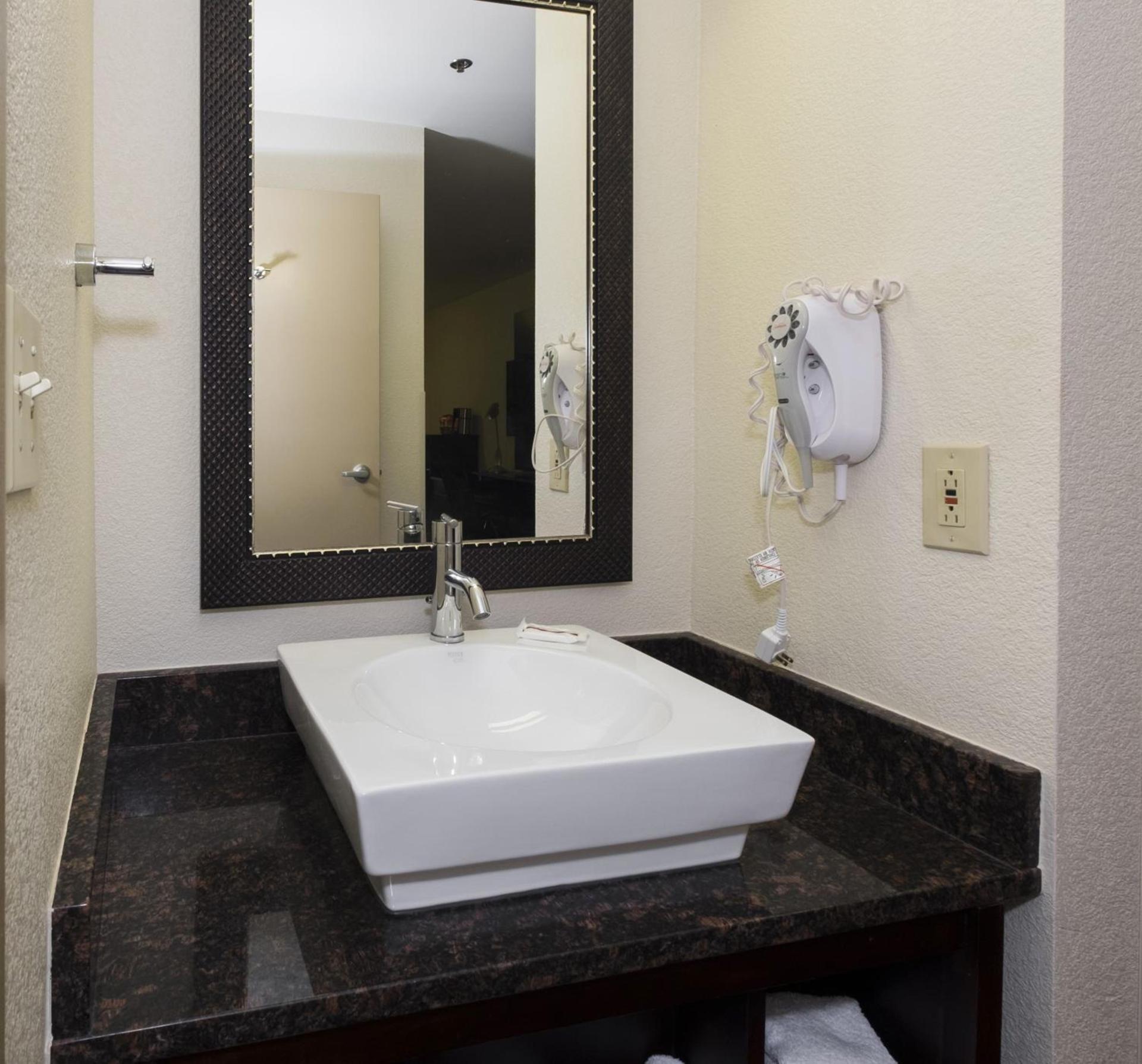 Red Roof Inn PLUS+ Columbus Downtown - Convention Center photo 39