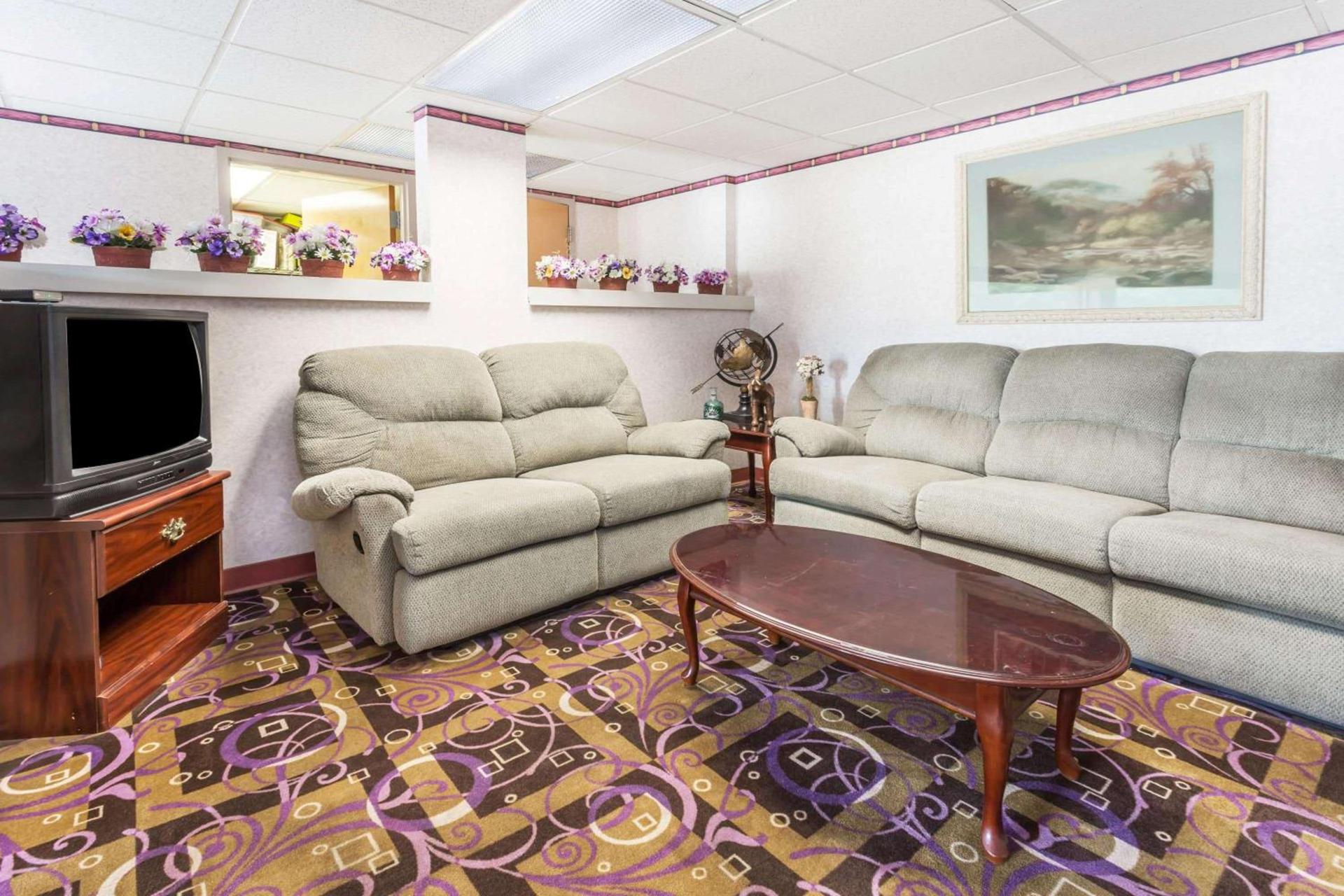 Days Inn by Wyndham Sanford photo 3